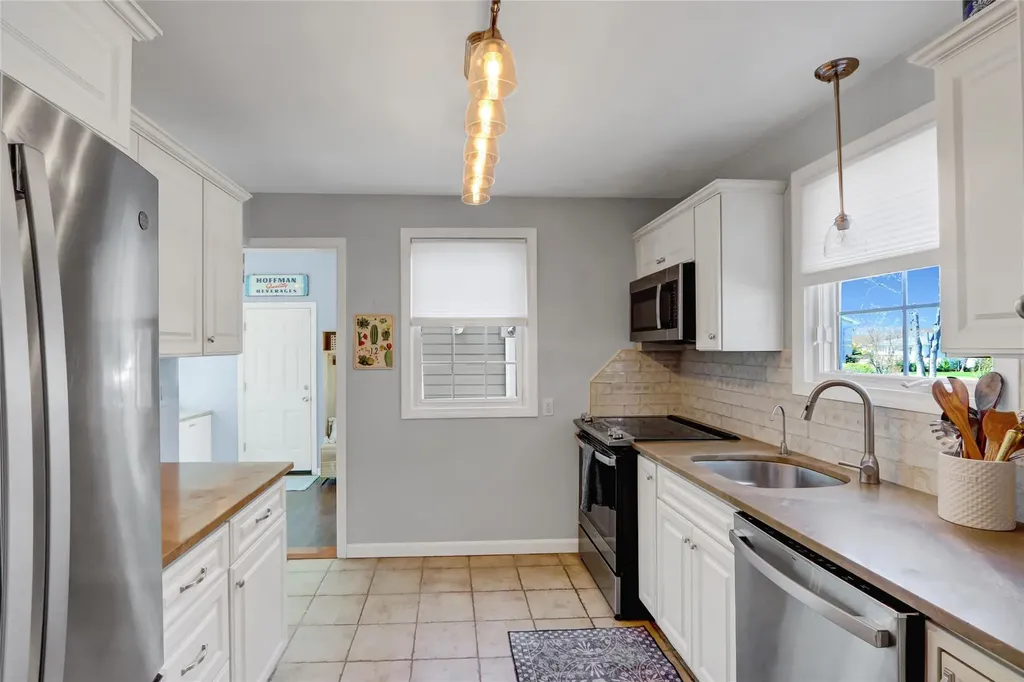 323 Montgomery Avenue West Babylon NY 11704