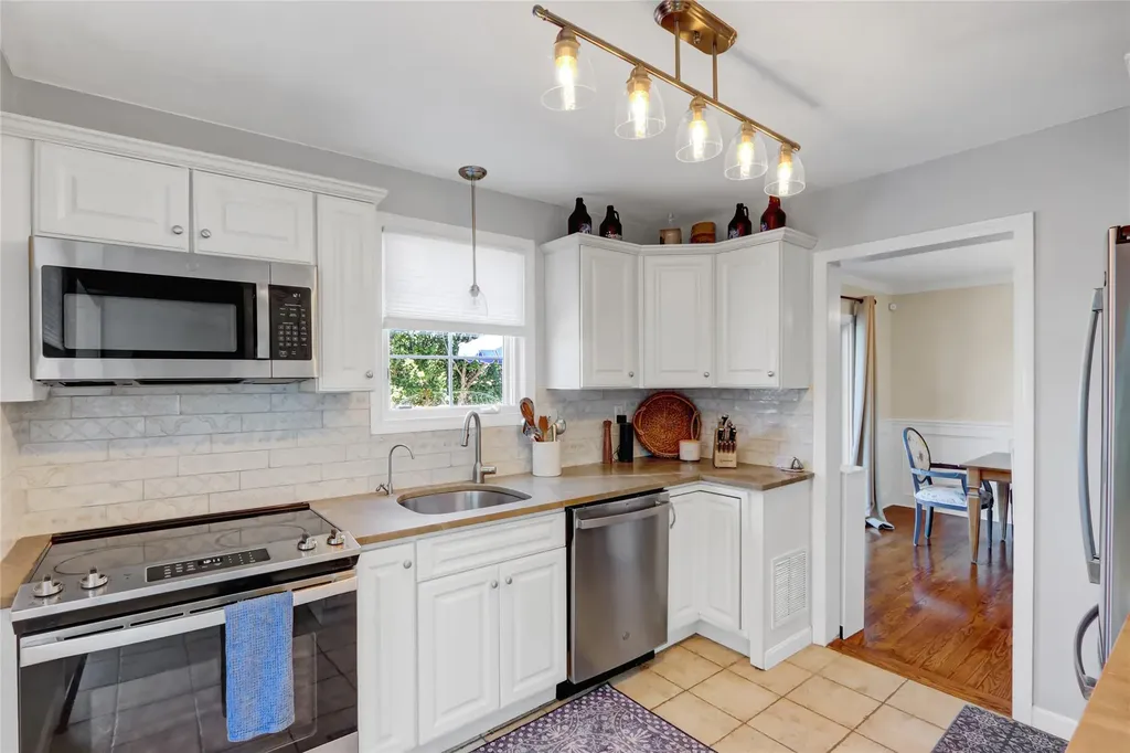 323 Montgomery Avenue West Babylon NY 11704