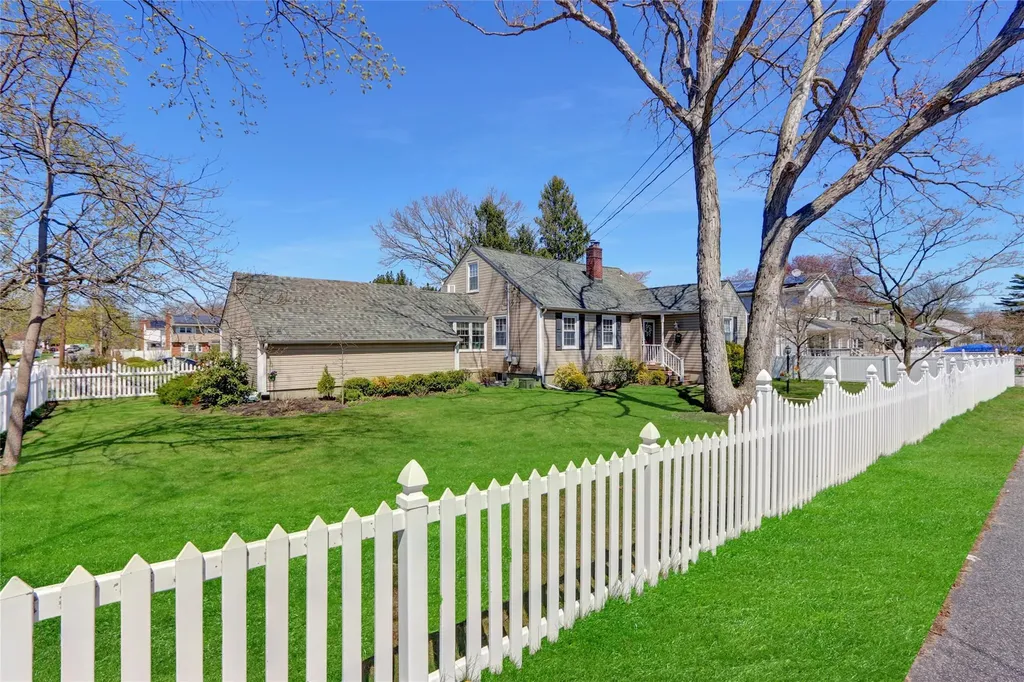323 Montgomery Avenue West Babylon NY 11704