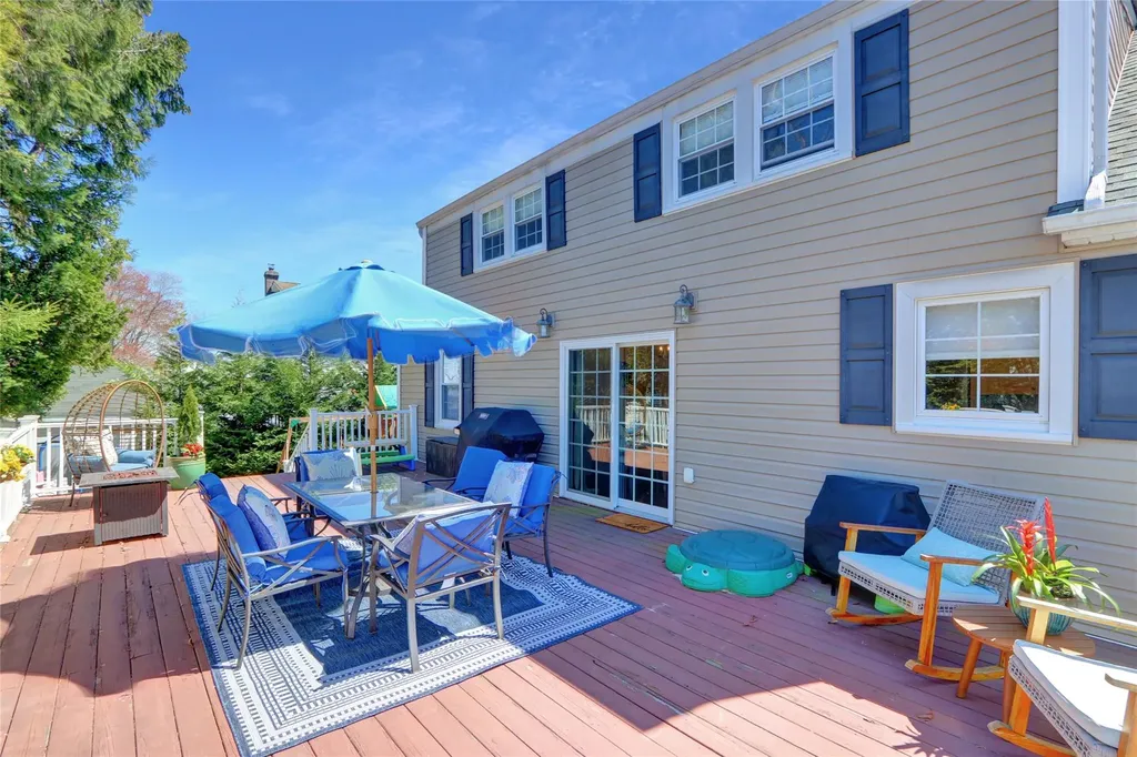 323 Montgomery Avenue West Babylon NY 11704
