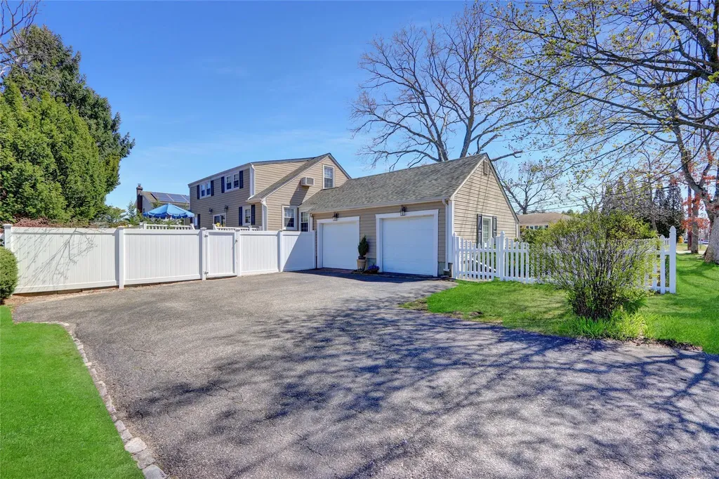 323 Montgomery Avenue West Babylon NY 11704