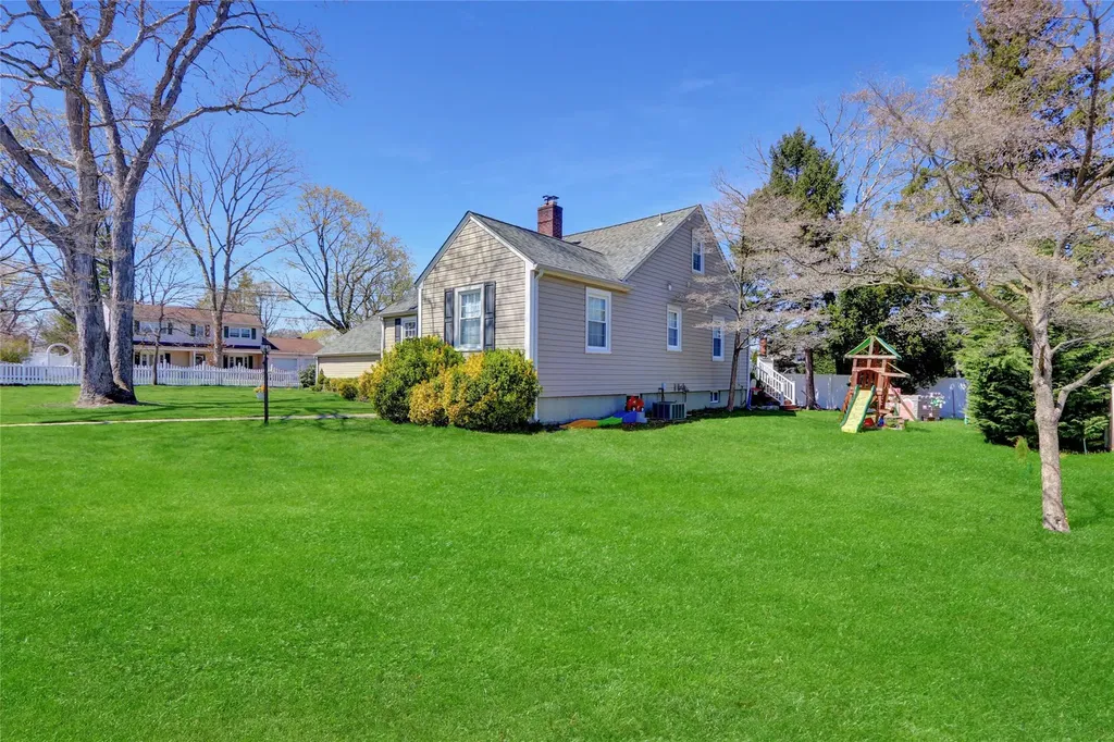 323 Montgomery Avenue West Babylon NY 11704