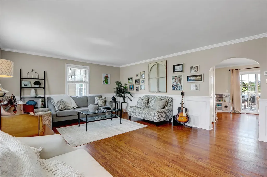 323 Montgomery Avenue West Babylon NY 11704