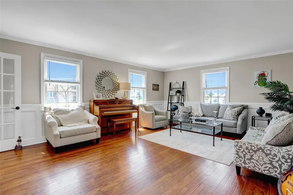 323 Montgomery Avenue West Babylon NY 11704