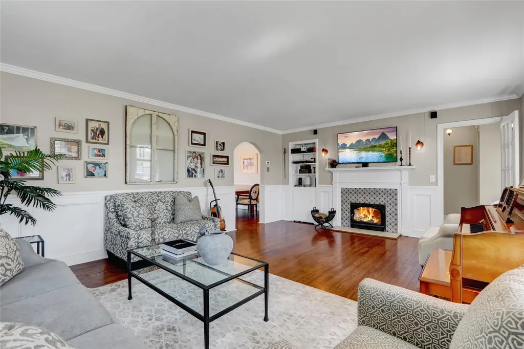 323 Montgomery Avenue West Babylon NY 11704