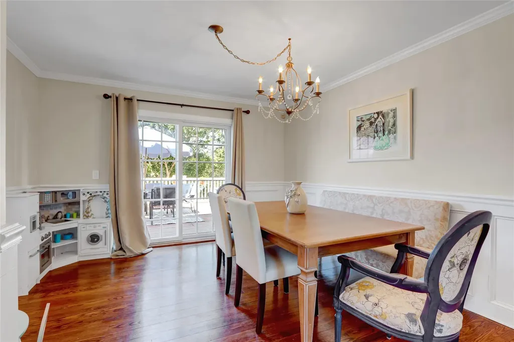 323 Montgomery Avenue West Babylon NY 11704