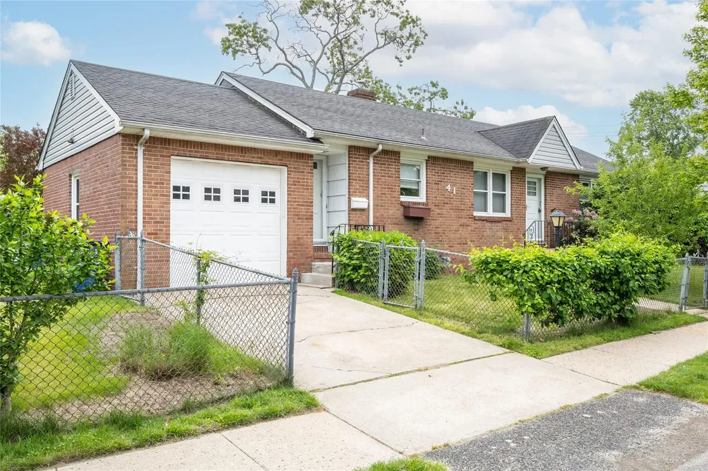41 Livingston Avenue Babylon NY 11702