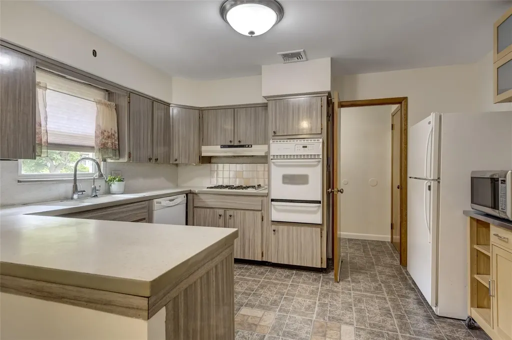 41 Livingston Avenue Babylon NY 11702