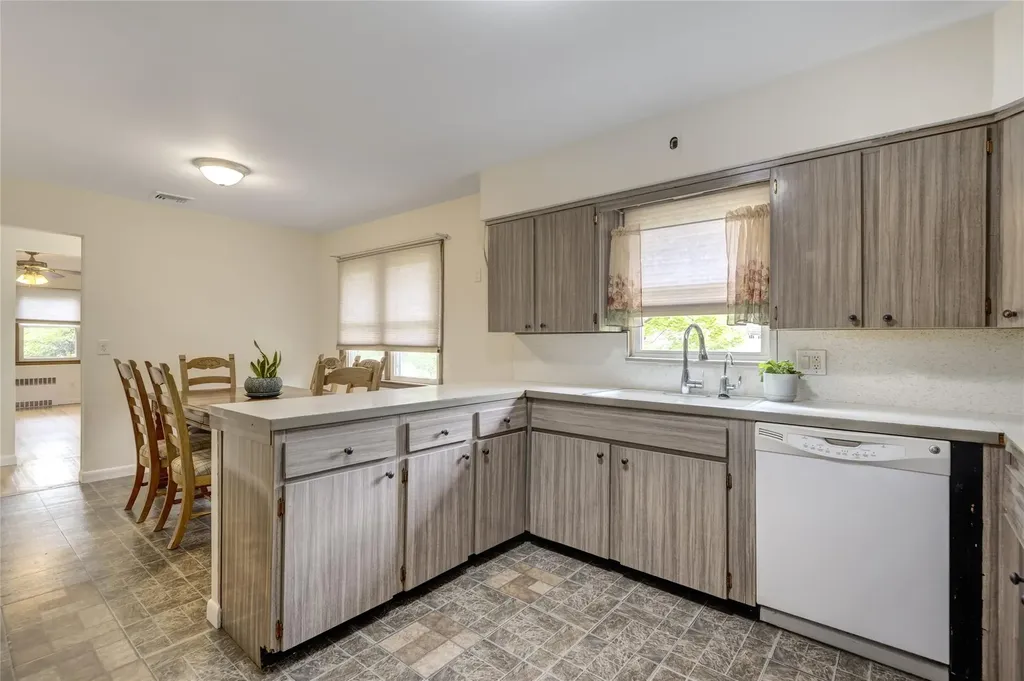 41 Livingston Avenue Babylon NY 11702