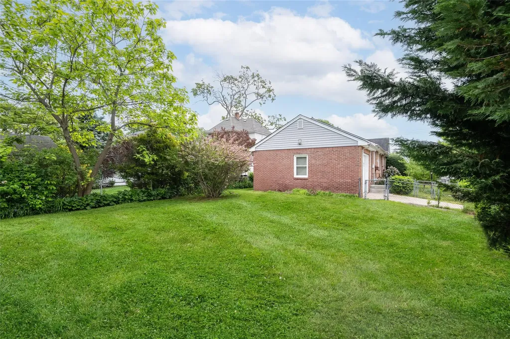41 Livingston Avenue Babylon NY 11702
