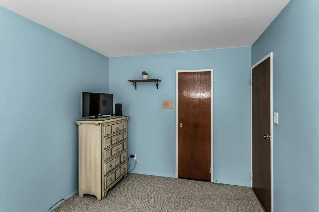 139 Roxton Road Plainview NY 11803