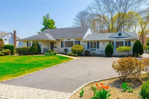 8 Flower Hill Lane Bay Shore NY 11706