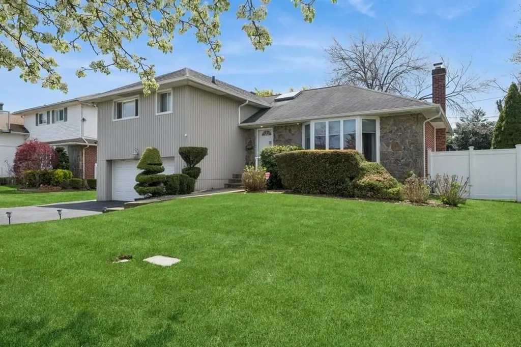 15 Mesa Road Syosset NY 11791