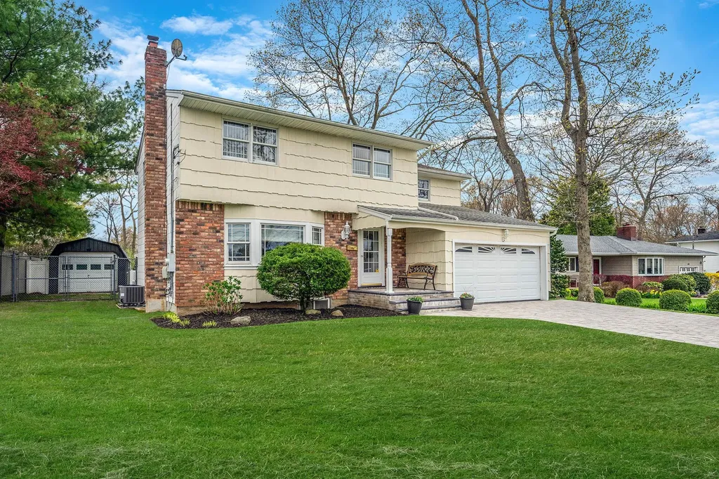 42 Pitt Avenue Deer Park NY 11729