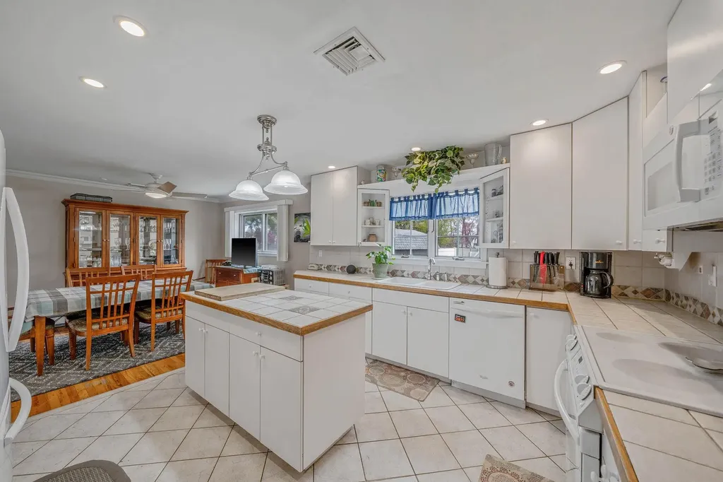 42 Pitt Avenue Deer Park NY 11729