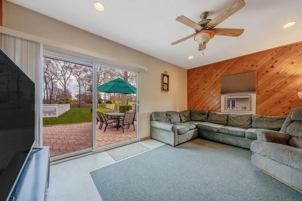 42 Pitt Avenue Deer Park NY 11729