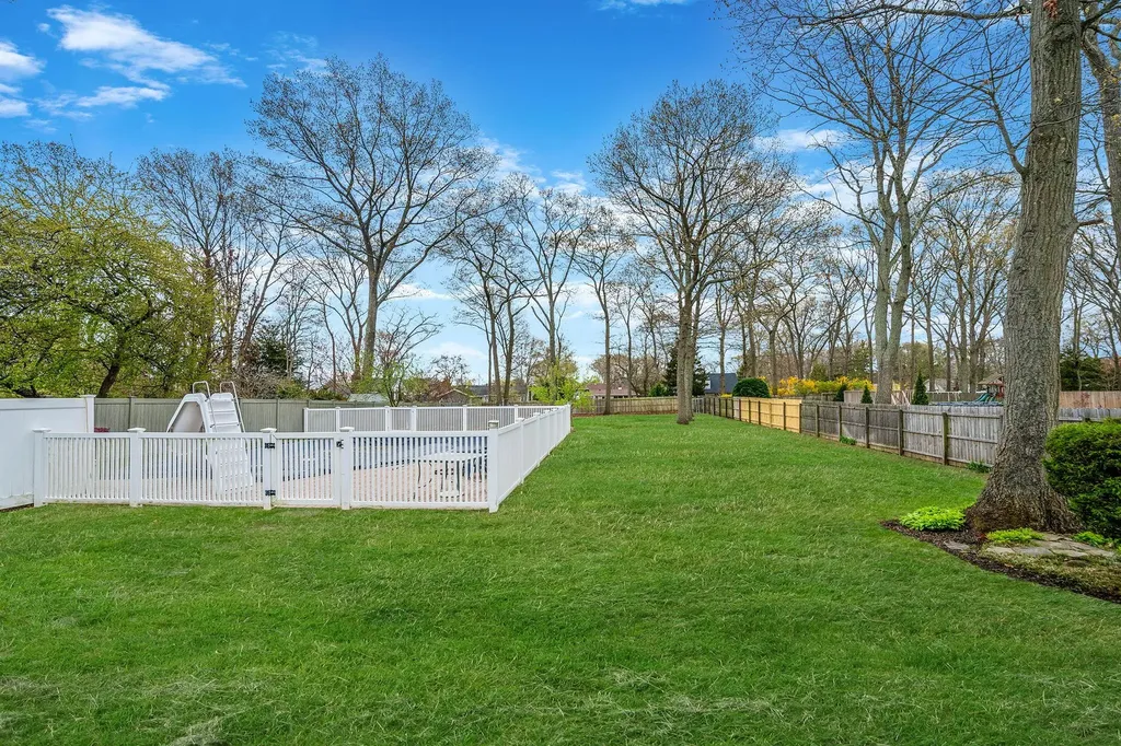 42 Pitt Avenue Deer Park NY 11729