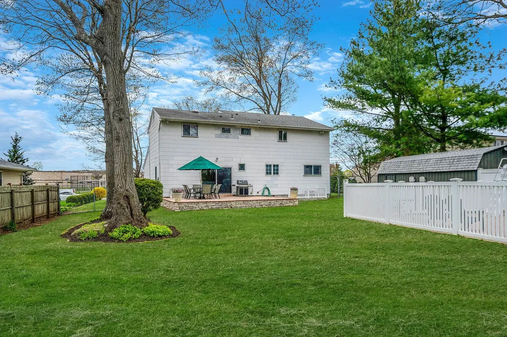 42 Pitt Avenue Deer Park NY 11729
