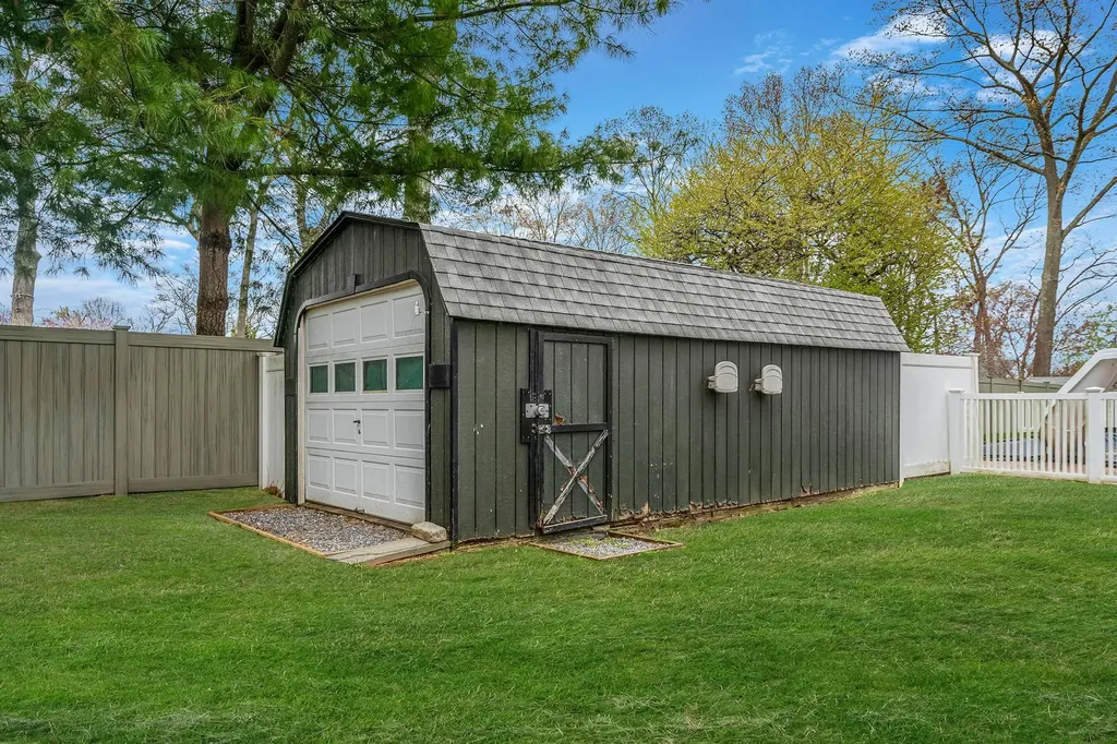 42 Pitt Avenue Deer Park NY 11729