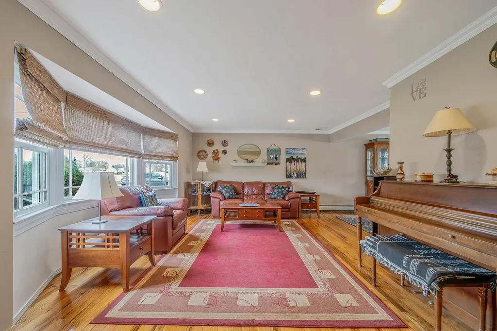 42 Pitt Avenue Deer Park NY 11729