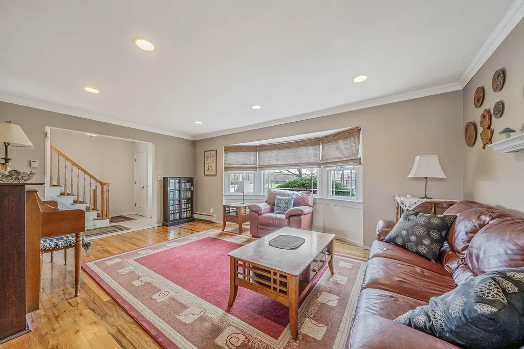 42 Pitt Avenue Deer Park NY 11729