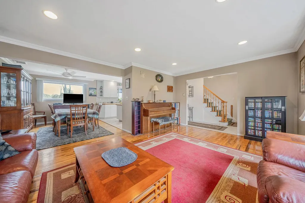 42 Pitt Avenue Deer Park NY 11729