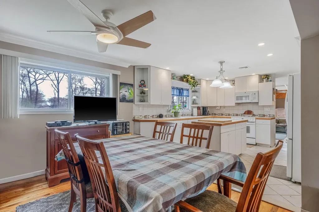 42 Pitt Avenue Deer Park NY 11729