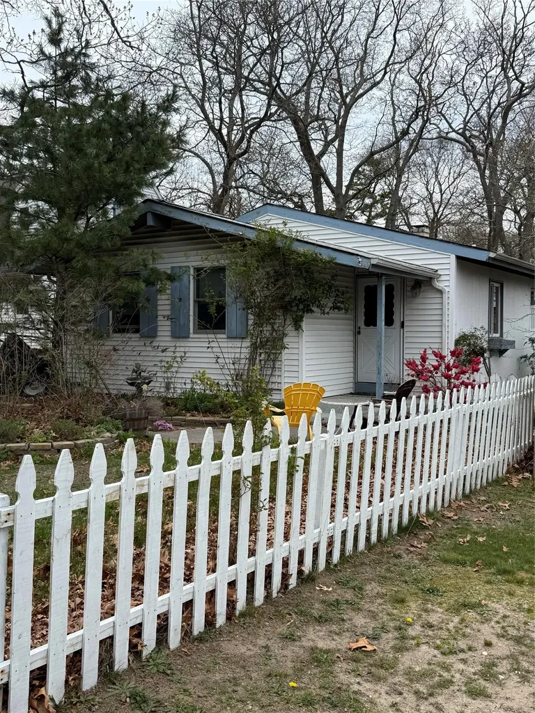 9 Montgomery Avenue Mastic NY 11950