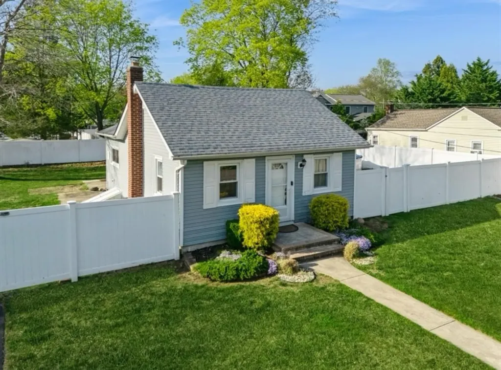 94 16th Street Wading River NY 11792