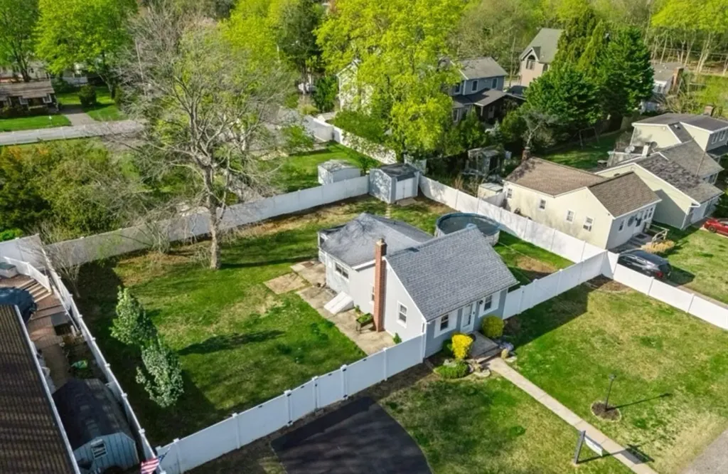 94 16th Street Wading River NY 11792