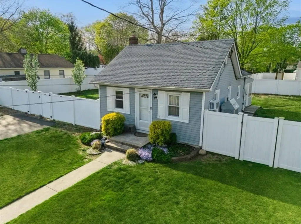 94 16th Street Wading River NY 11792
