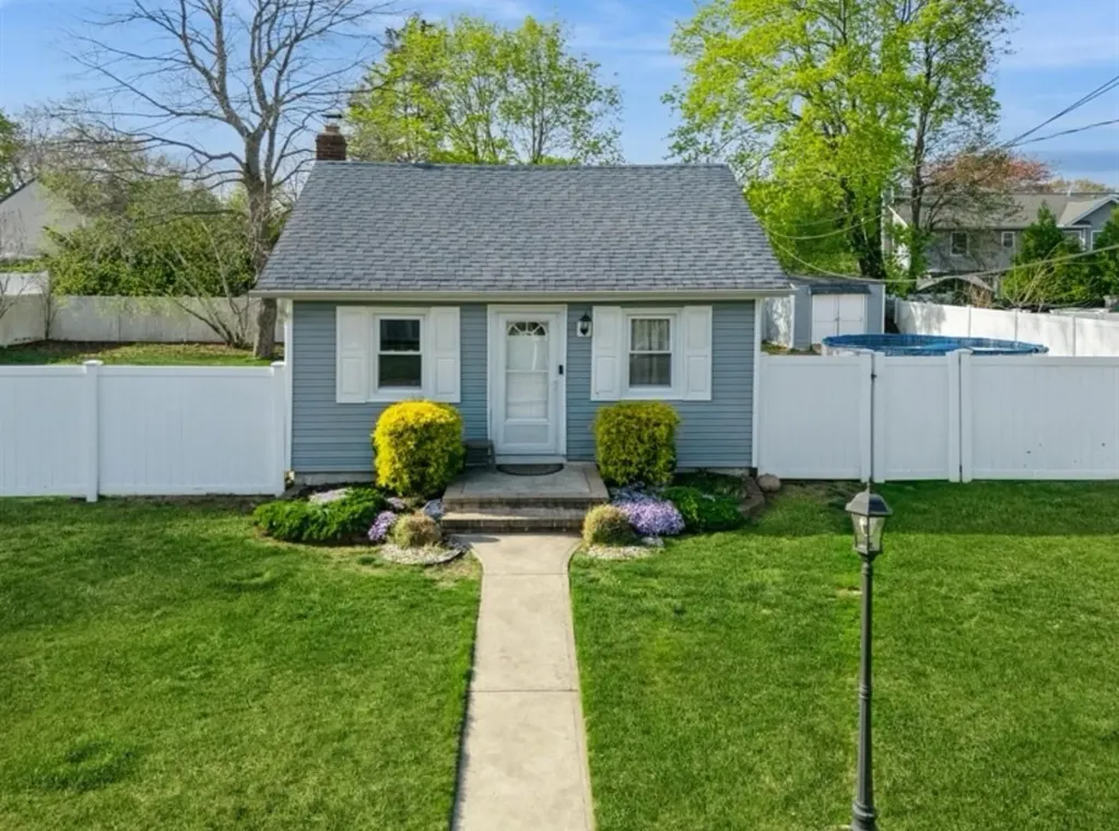 94 16th Street Wading River NY 11792