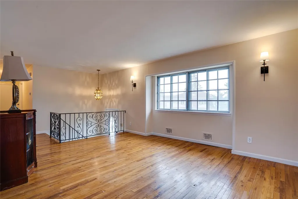 47 Bowling Lane Deer Park NY 11729