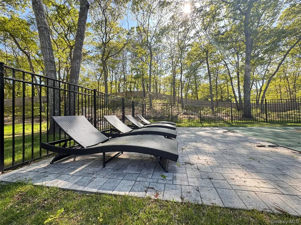 3 Debbie Trail Hampton Bays NY 11946
