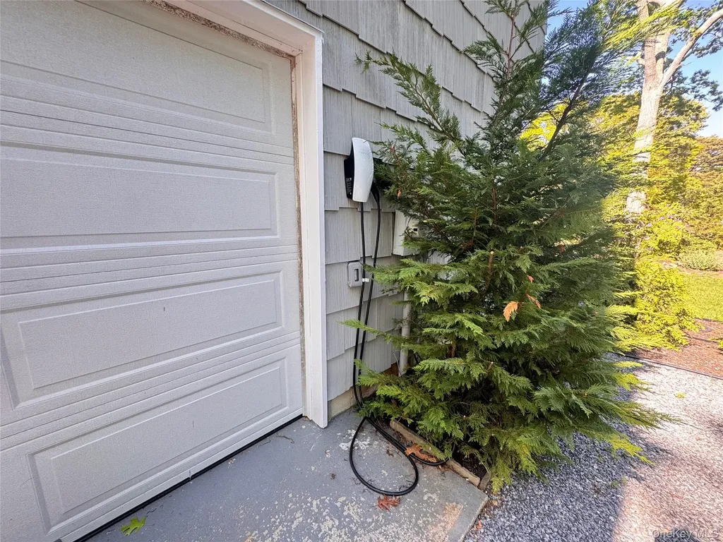 3 Debbie Trail Hampton Bays NY 11946