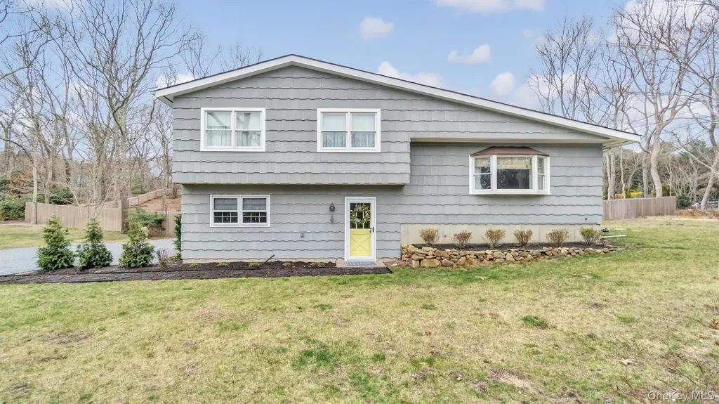 3 Debbie Trail Hampton Bays NY 11946