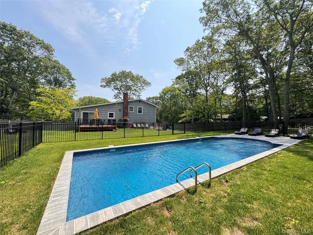 3 Debbie Trail Hampton Bays NY 11946
