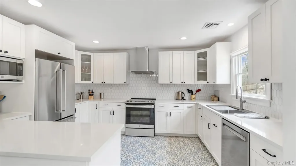 3 Debbie Trail Hampton Bays NY 11946