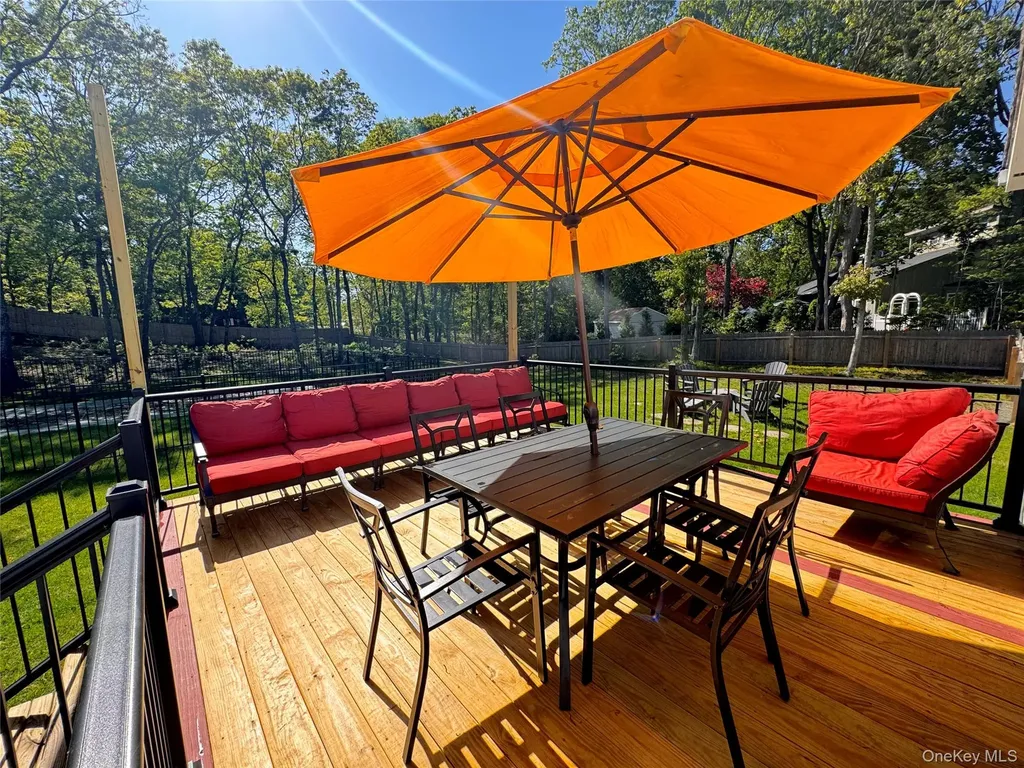3 Debbie Trail Hampton Bays NY 11946