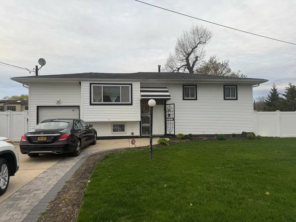 355 W 15 Th Babylon NY 11729