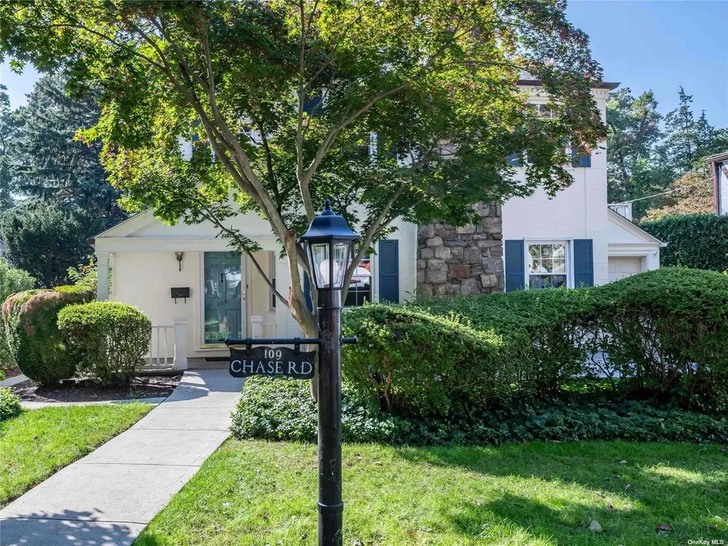 109 Chase Road Manhasset NY 11030