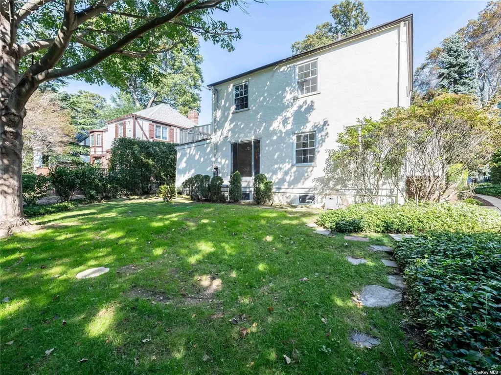 109 Chase Road Manhasset NY 11030