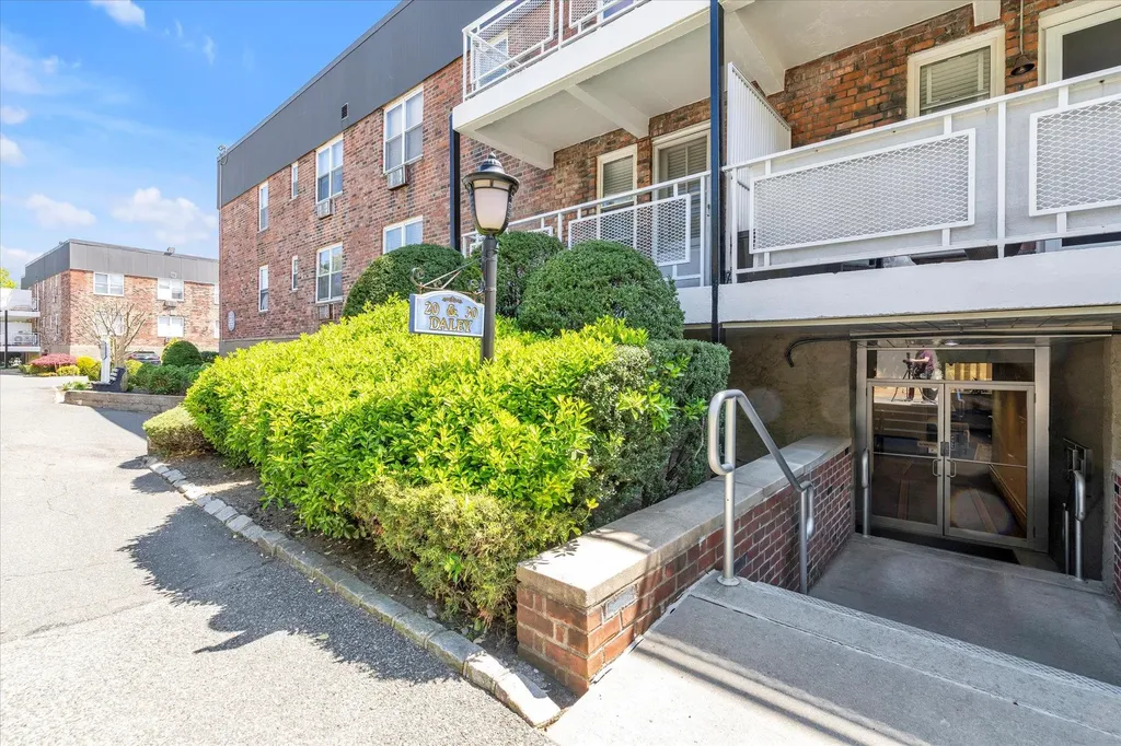 30 Daley Place Lynbrook NY 11563