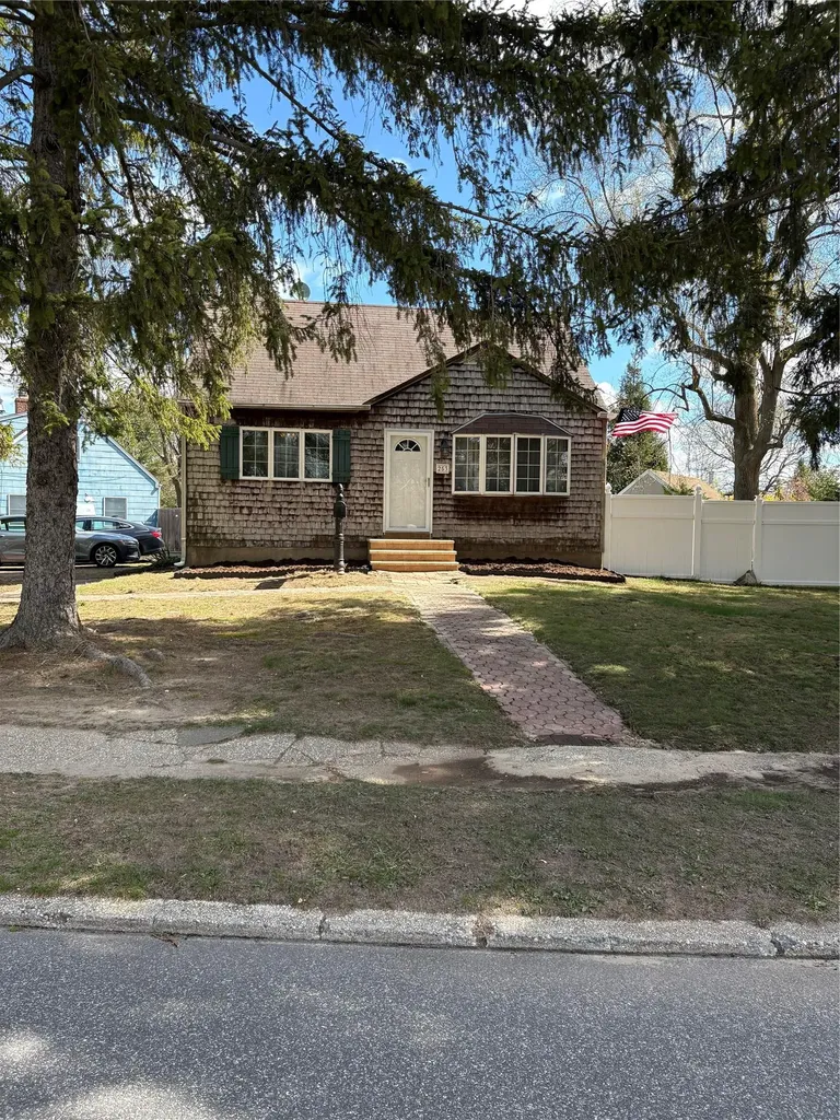 253 Sears Road West Islip NY 11795