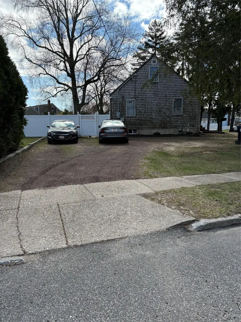 253 Sears Road West Islip NY 11795