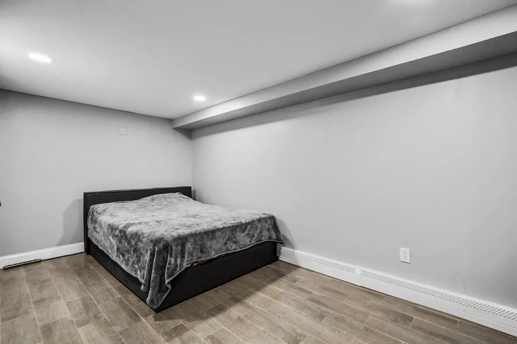 1045 N Hamilton Avenue Lindenhurst NY 11757