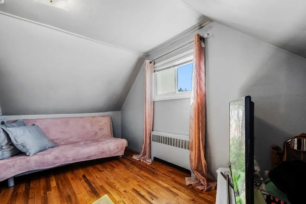1045 N Hamilton Avenue Lindenhurst NY 11757