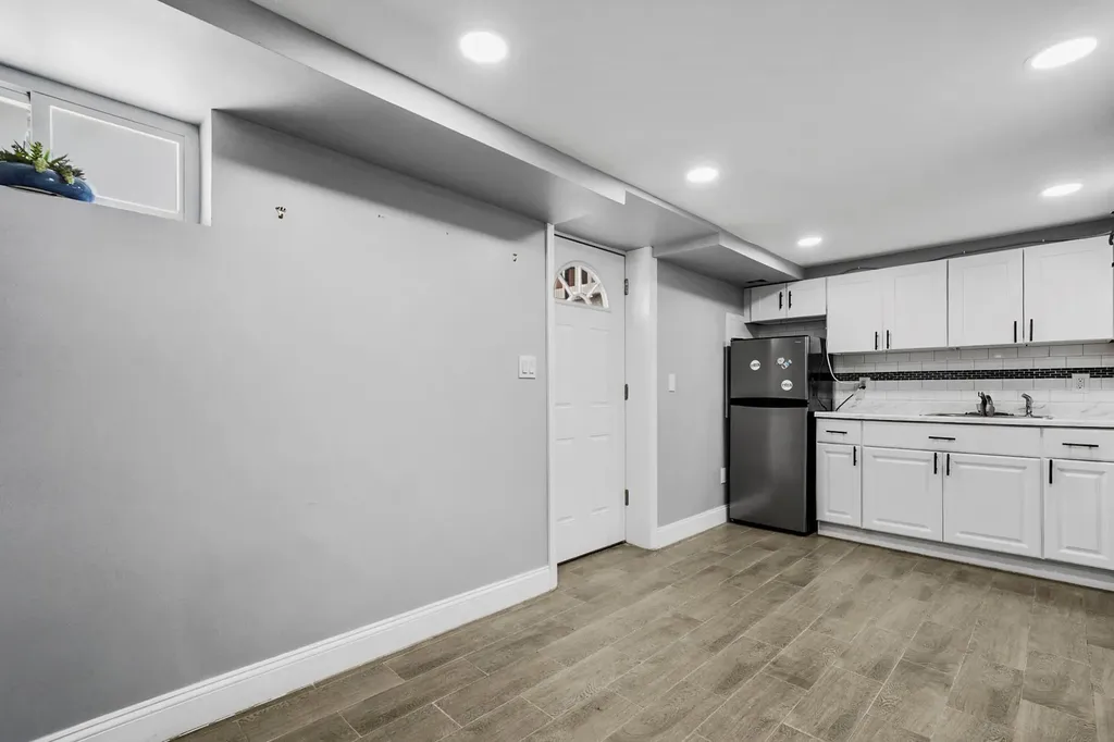 1045 N Hamilton Avenue Lindenhurst NY 11757