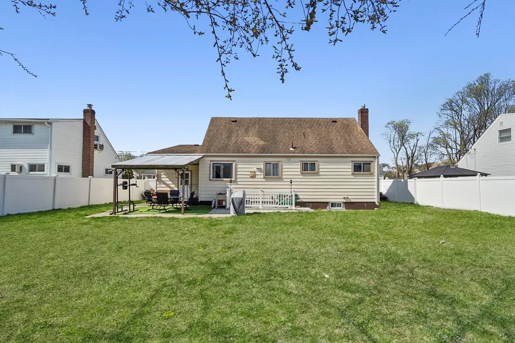 1045 N Hamilton Avenue Lindenhurst NY 11757