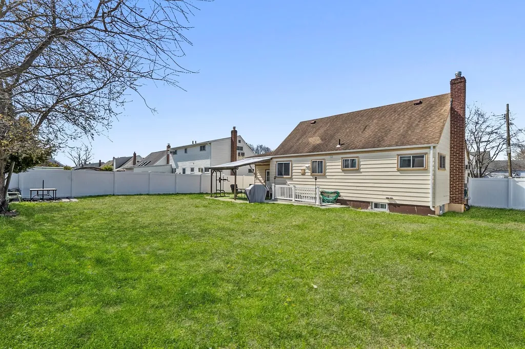 1045 N Hamilton Avenue Lindenhurst NY 11757